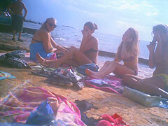 Upshorts dick flash for group of girls on beach