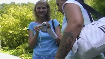 Sie fahrt in den urlaub mit der aeltere stiefschwester! Schau was dann passiert!