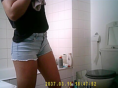 Big ass Aylie cums in bath