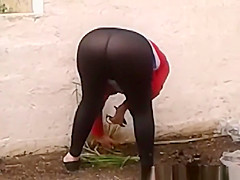 Husband films his wife’s ass in black leggings