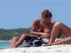 Rubia en playa nudista